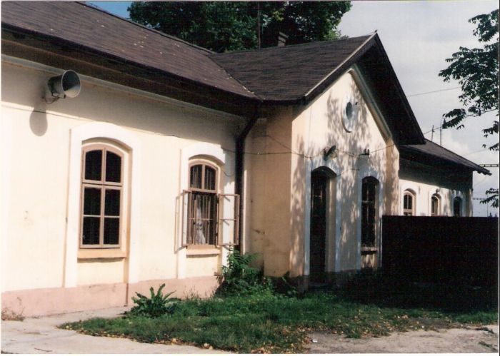  Bernolákovo - výpravná budova. Šikmý pohľad z predstaničného priestoru od Bratislavy na senecký koniec budovy. Foto: M. Entner, 15.9.1996. 126 x 89, COLOR 
