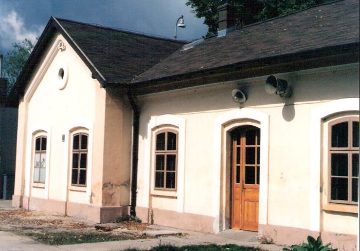  Bernolákovo - výpravná budova. Šikmý pohľad z predstaničného priestoru od Senca na bratislavský koniec budovy. Foto: M. Entner, 15.9.1996. 126 x 89, COLOR 