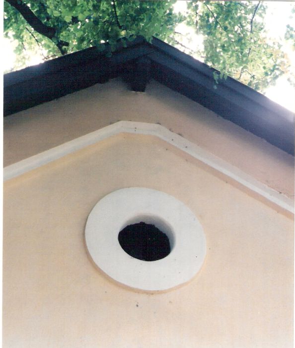  Bernolákovo - výpravná budova. Pohľad na otvor pod strechou na bočnom priečelí od Bratislavy. Foto: M. Entner, 15.9.1996. 89 x 126, COLOR 