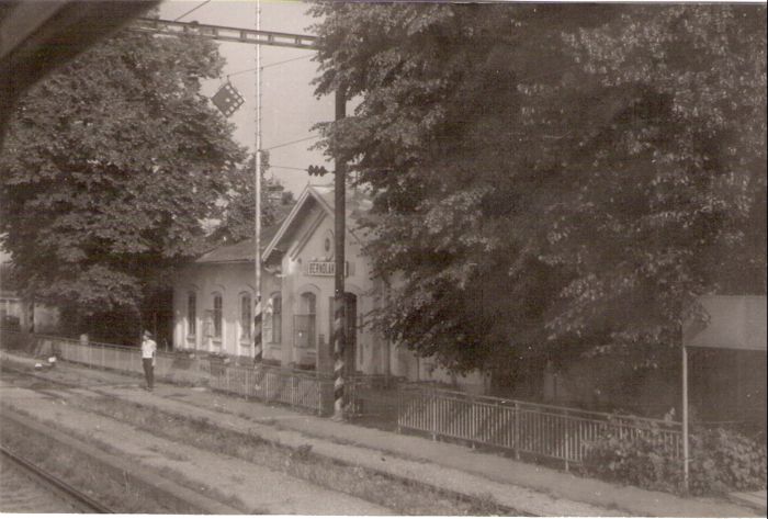  Bernolákovo - výpravná budova. Šikmý pohľad zo strany koľají od Bratislavy. Výpravca, zábradlie, osvetľ. Stožiar. Foto: J. Kubáček, 6.7.1993. 180 x 120 