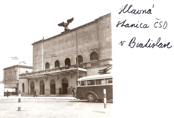  Bratislava hl. st. - výpravná budova. Šikmý pohľad z predstaničného priestoru od Rače. Vpravo časť trolejbusu MAN-Siemens, osvetľ. stĺp. Foto: Anon., cca 1945. 87 x 90 