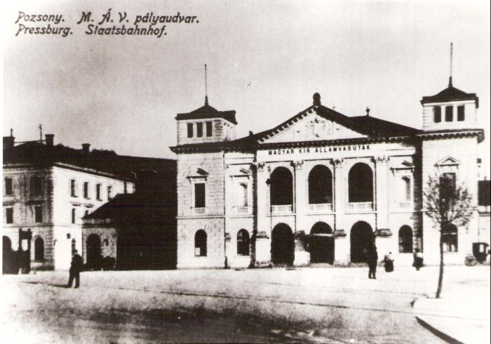  Bratislava hl. st. (Pozsony) - výpravná budova. Čelný pohľad z predstaničného priestoru. Foto: Anon., cca 1910. 174 x 121 