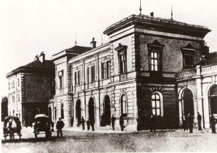  Bratislava hl. st. (Pozsony) - výpravná budova. Šikmý pohľad z predstaničného priestoru od Rače. Ľudia, fiakre. Foto: Anon., cca 1900. 172 x 122 