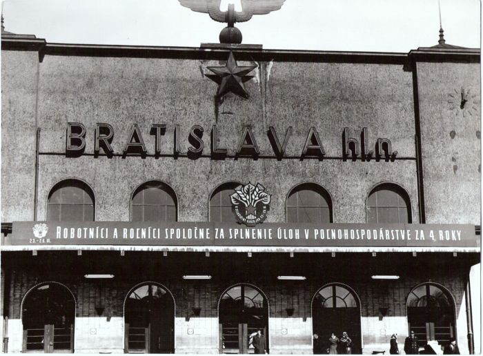  Bratislava hl. st. - výpravná budova. Čelný pohľad z predstaničného priestoru na vstupný trakt budovy. Transparent V. celoštátny sjazd JRD 23 - 26.III. Foto: Anon., cca 1960. 242 x 179 
