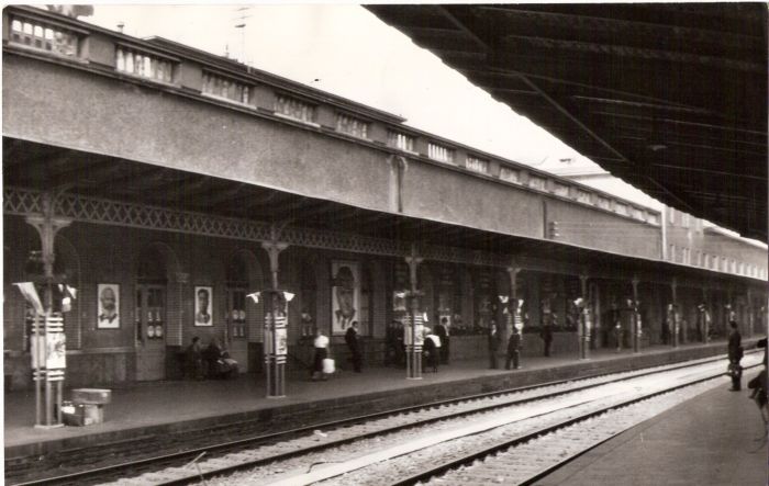  Bratislava hl. st. - výpravná budova. Šikmý pohľad z 2. perónu na vyzdobený 1. perón od Rače. Cestujúci. Foto: Anon., cca 1950. 240 x 180 