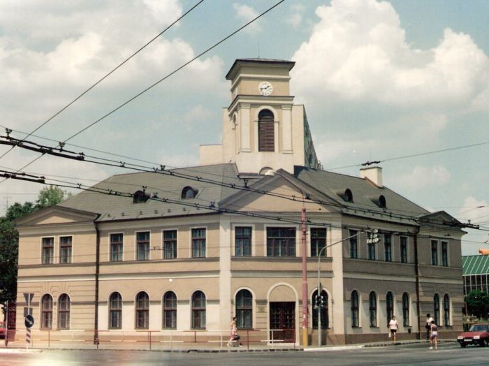  Bratislava, stanica konskej železnice. Čelný pohľad z predstaničného priestoru. Foto: Anon., cca 1995. 176 x 125, COLOR 