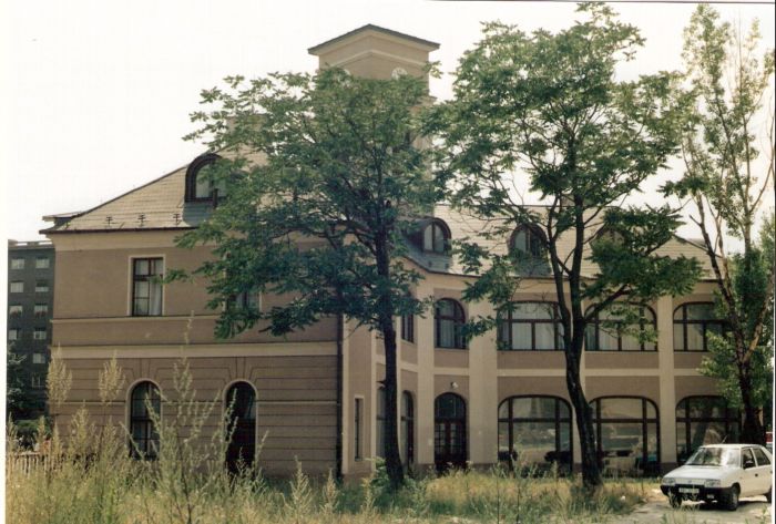  Bratislava, stanica konskej železnice. Šikmý pohľad od centrálneho trhoviska do priestoru bývalých zarážadiel. Foto: Anon., cca 1995. 176 x 125, COLOR 