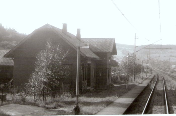  Brodno - výpravná budova. Šikmý pohľad zo strany koľají od Čadce. Foto: J. Kubáček, 14.8.1994. 180 x 120 
