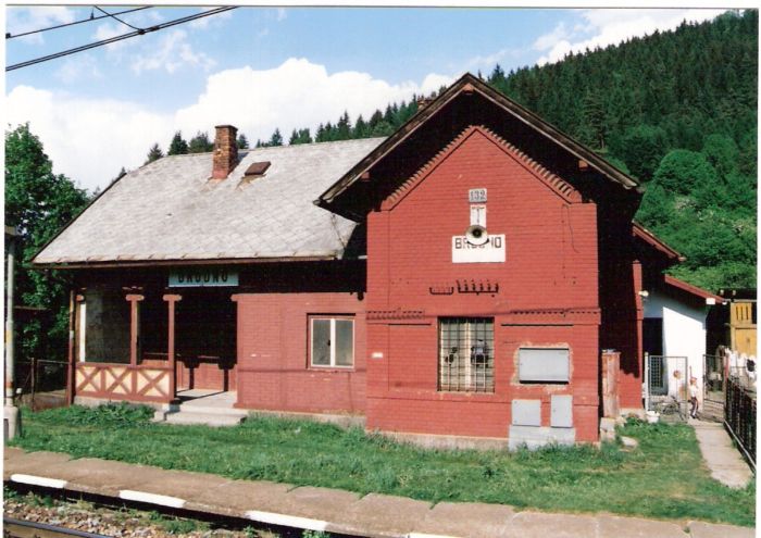  Brodno - výpravná budova. Čelný pohľad od koľají. Foto: R. Chalupa, 10.5.2000. 126 x 89, COLOR 