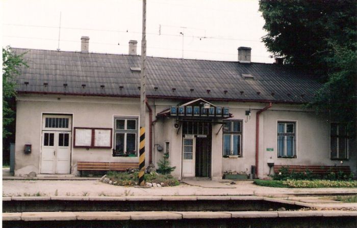  Brunovce - výpravná budova. Čelný pohľad od koľají. Foto: M. Entner, 23.6.1996. 126 x 89, COLOR 