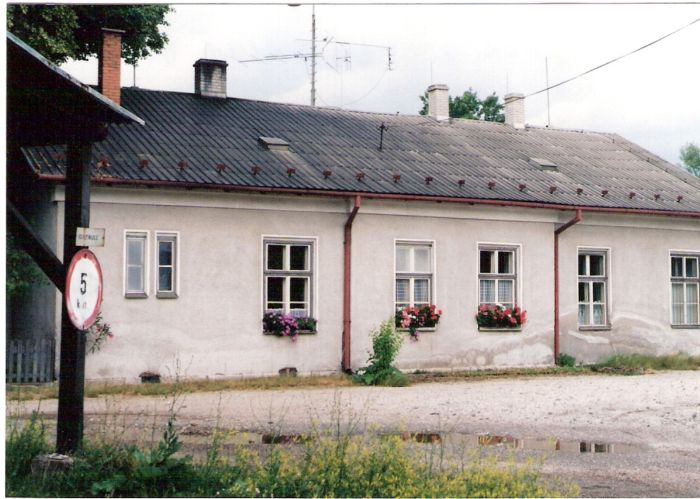  Brunovce - výpravná budova. Čelný pohľad z predstaničného priestoru. Foto: M. Entner, 23.6.1996. 126 x 89, COLOR 