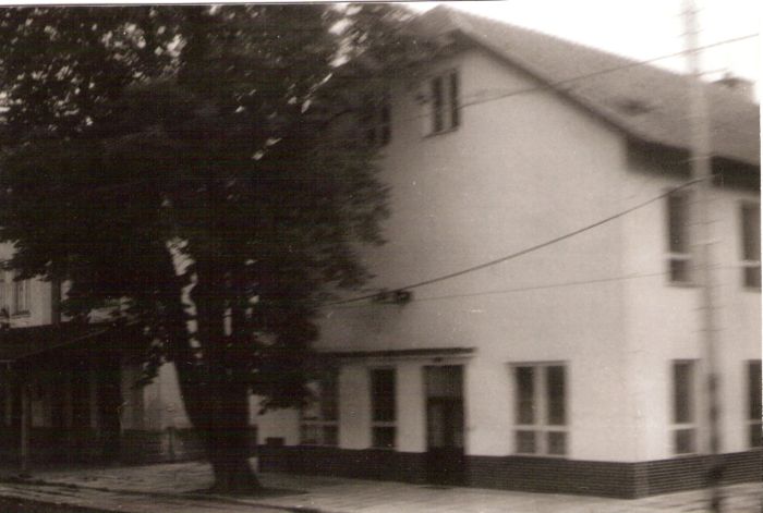  Bytča - nová výpravná budova. Šikmý pohľad zo strany koľají od Púchova. Foto: J. Kubáček, 15.7.1994. 180 x 120 