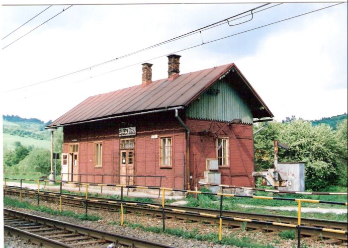  Čadca-mesto - výpravná budova. Šikmý pohľad zo strany koľají od Žiliny. Foto: R. Chalupa, 10.5.2000. 126 x 89, COLOR 