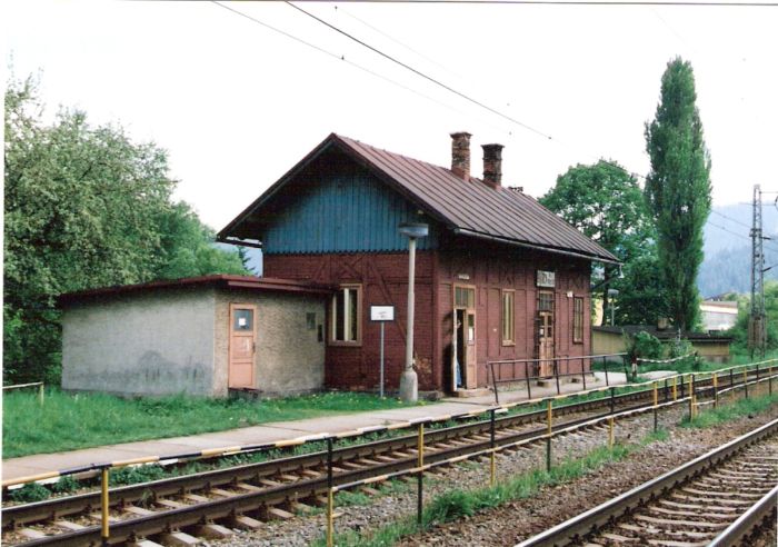  Čadca-mesto - výpravná budova. Šikmý pohľad zo strany koľají od Čadce. Foto: R. Chalupa, 10.5.2000. 126 x 89, COLOR 