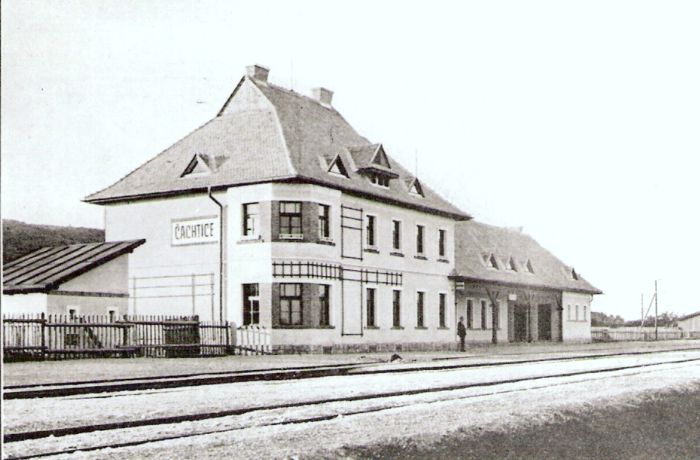  Čachtice - výpravná budova. Šikmý pohľad zo strany koľají od Nového Mesta nad Váhom. Foto: Anon., cca 1928. Repro: R. Rebro, Trenčianske múzeum Trenčín. 127 x 90 