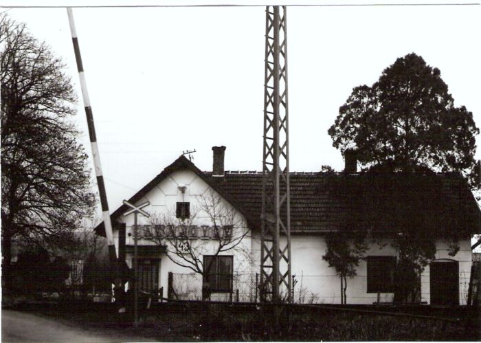  Čakajovce - výpravná budova. Čelný pohľad od koľají. Vľavo dvojdrôtové závory. Foto: J. Kubáček, cca 2000. 126 x 88 