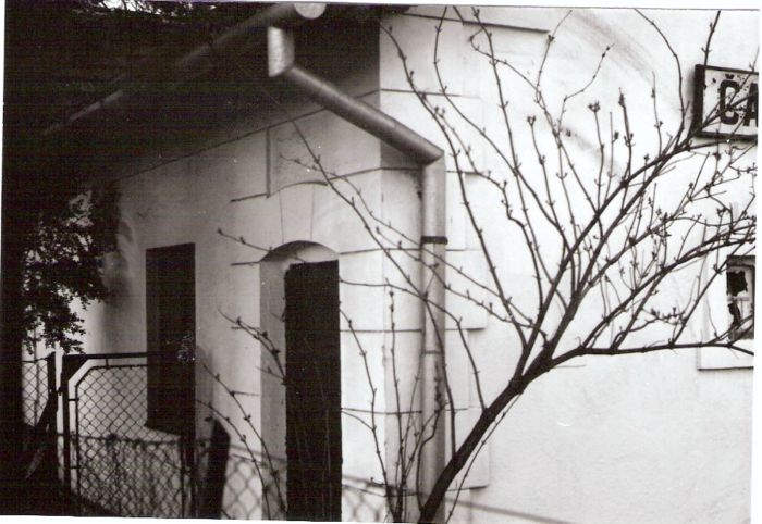  Čakajovce - výpravná budova. Šikmý pohľad zo strany koľají od Nitry na nitriansky roh budovy. Foto: J. Kubáček, cca 2000. 126 x 88 