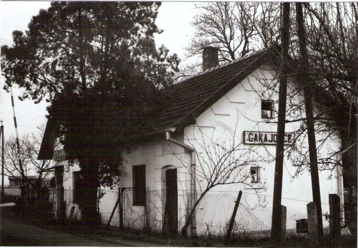 Čakajovce - výpravná budova. Šikmý pohľad zo strany koľají od Nitry. Foto: J. Kubáček, cca 2000. 126 x 88 