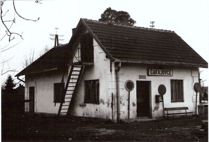  Čakajovce - výpravná budova. Šikmý pohľad z predstaničného priestoru od Topoľčian. Foto: J. Kubáček, cca 2000. 126 x 88 