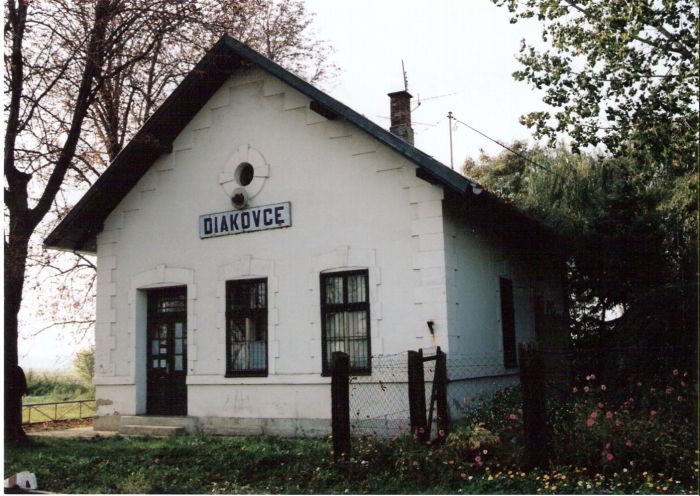  Diakovce - výpravná budova. Šikmý pohľad zo strany koľají od Šale. Foto: M. Entner, 10.2000. 178 x 126, COLOR 