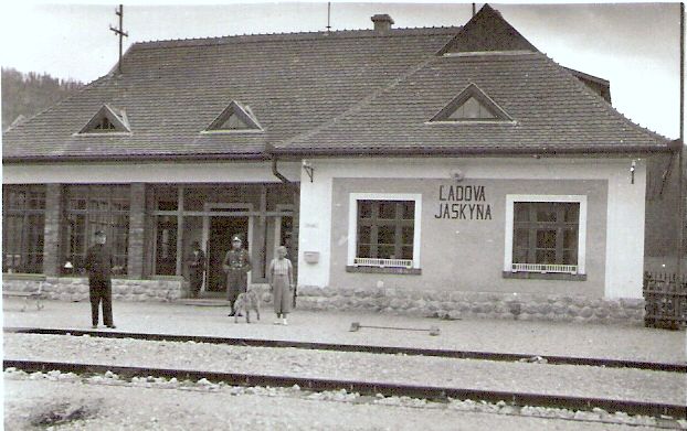  Dobšinská Ľadová jaskyňa (Ľadová jaskyňa) - výpravná budova. Čelný pohľad od koľají. Foto: Anon., cca 1935. 78 x 54 