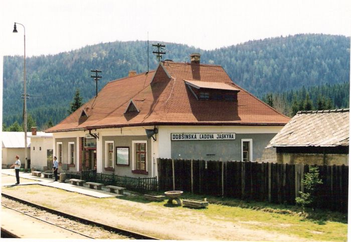  Dobšinská Ľadová Jaskyňa - výpravná budova a priľahlé objekty. Šikmý pohľad zo strany koľají od Brezna. Foto: R. Chalupa, 30.4.2000. 126 x 88, COLOR 