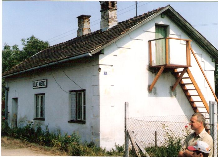  Dolné Naštice - výpravná budova. Šikmý pohľad zo strany koľají od Topoľčian. Foto: M. Entner, 25.8.1996. 126 x 89, COLOR 