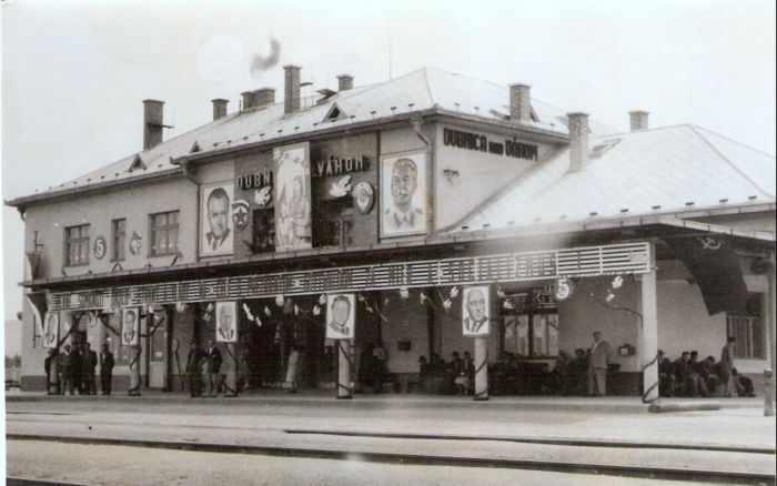  Dubnica nad Váhom - nová výpravná budova. Šikmý pohľad zo strany koľají od Trenčína. Na budove symboly 5RP. Foto: Anon., cca 1950. 162 x 110 