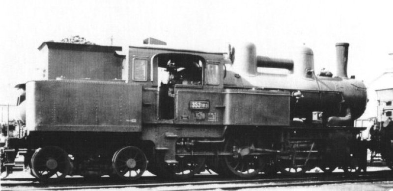  Parný rušeň 353.103. Pohľad zprava zozadu. Vpravo kus tendra, vpredu sudy. Foto: E. Suchý, cca 1950. 177 x 121 