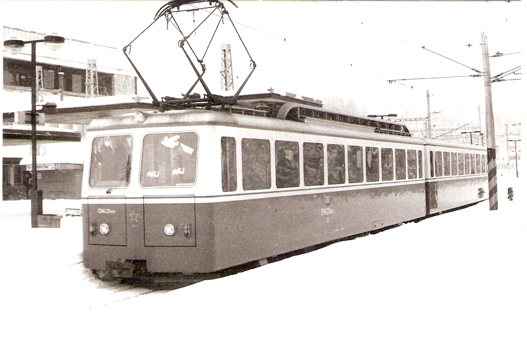  Elektrická motorová jednotka EMU 29.0001 v žst. Štrbské Pleso. Zimný pohľad predobočný. Vľavo výpravná budova, troleje, osvetľ. Telesá. Foto: Z. Piešová, 1.5.1985. 129 x 90 