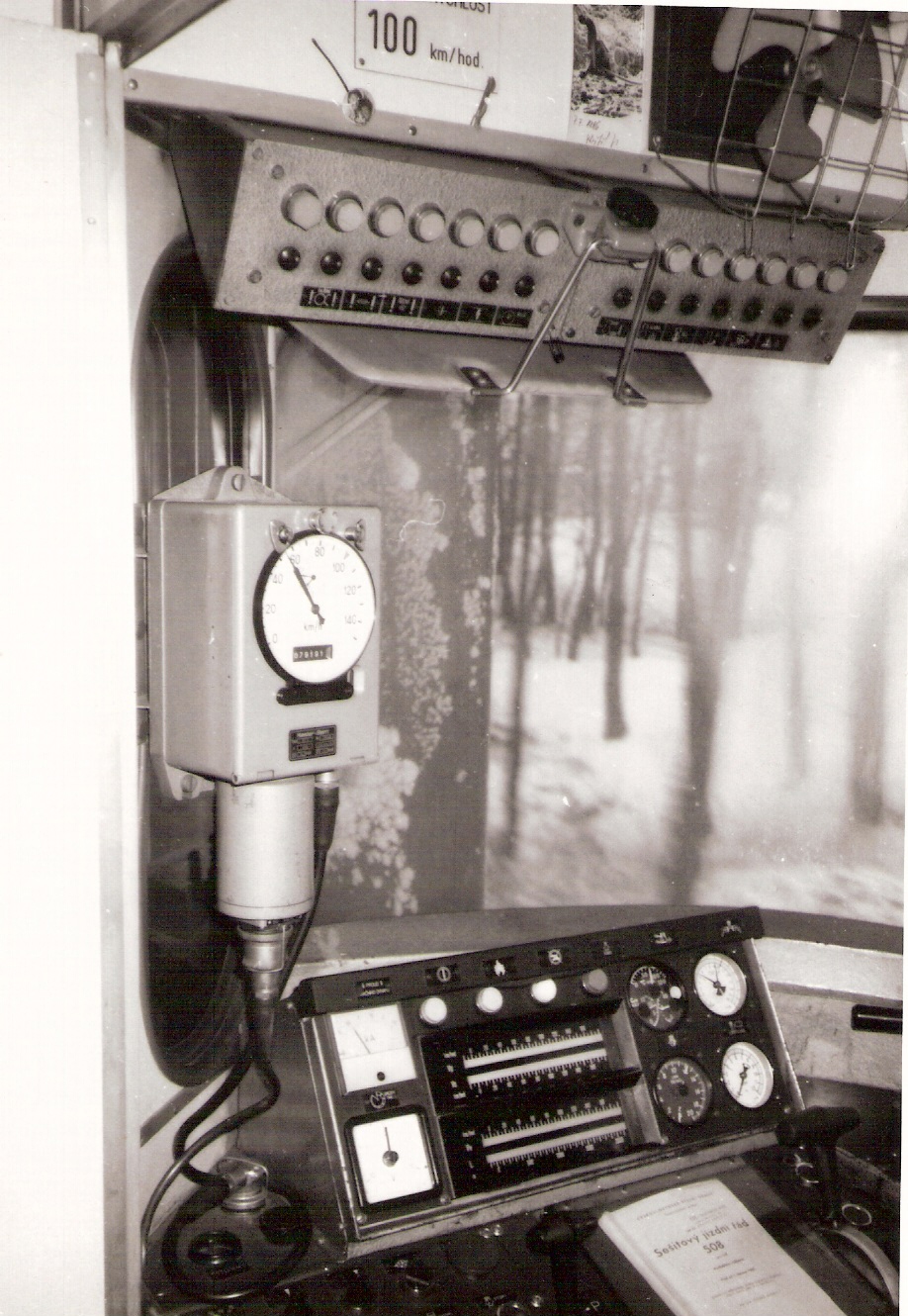  Motorový vozeň M 475.0001, pohľad na riadiaci pult. Foto.: Anon., cca 1985. 120 x 170 