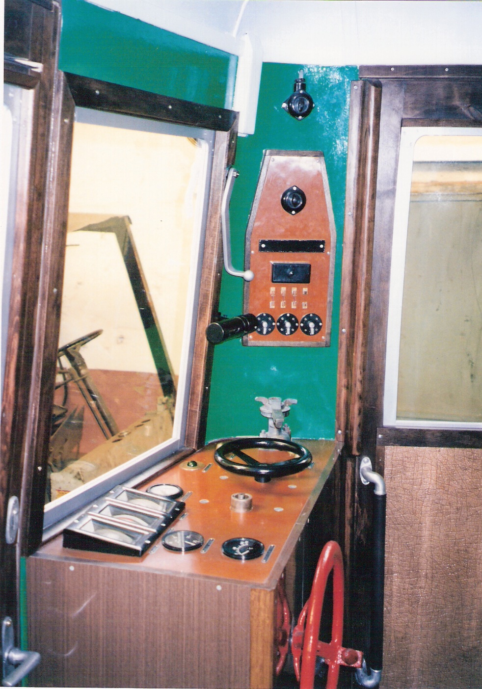 Motorový vozeň M 274.004, pohľad na riadiaci pult. Foto: Anon., cca 1998. 126 x 178, COLOR 