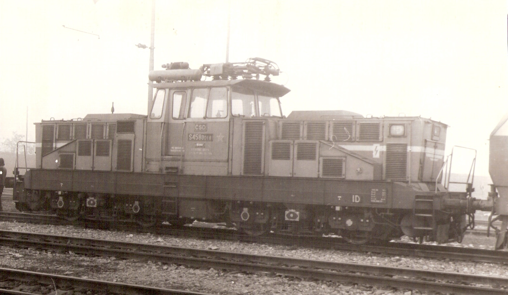  Elektrický rušeň S 458.0018. Pohľad predobočný. Vpravo čelo rušňa 350. Foto: Anon., cca 1985. 220 x 148 