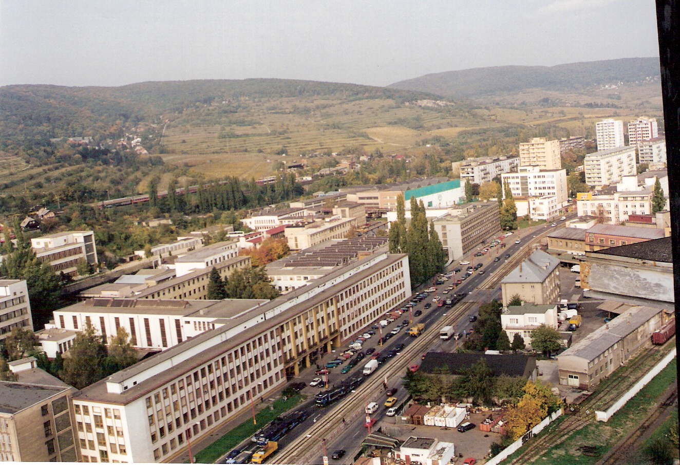  Bratislava filiálka. Pohľad z výškovej budovy ASR smerom na Karpaty, zváračský ústav a odstav. koľajisko v skale. Vľavo časť vlečky Figara. Foto: Roland Vančo, leto 2000. 178 x 126, COLOR 