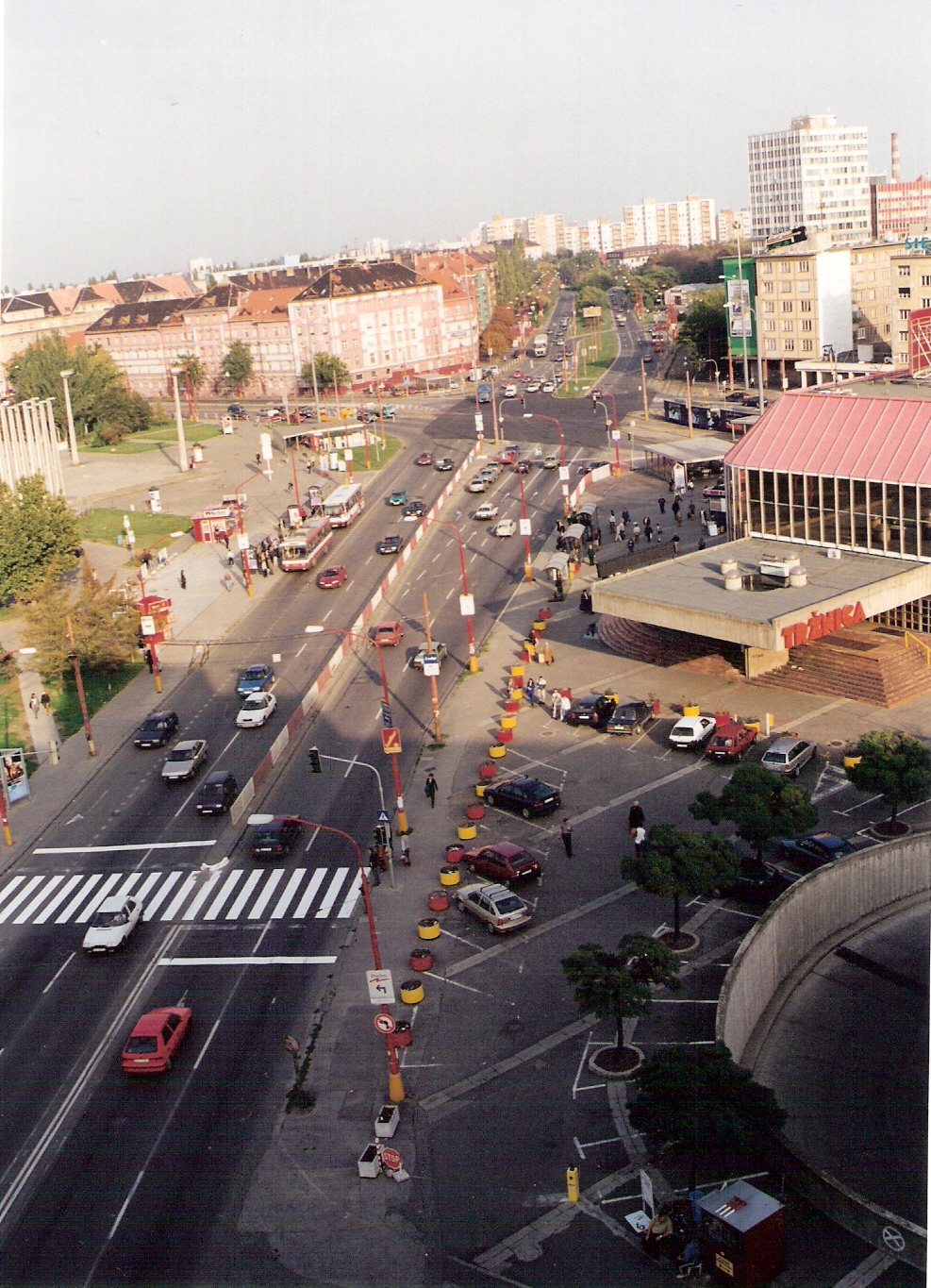  Bratislava, križovatka Šancová - Vajnorská. Pohľad z budovy železničnej polikliniky. Foto: Roland Vančo. Leto 2000. 126 x 178, COLOR 