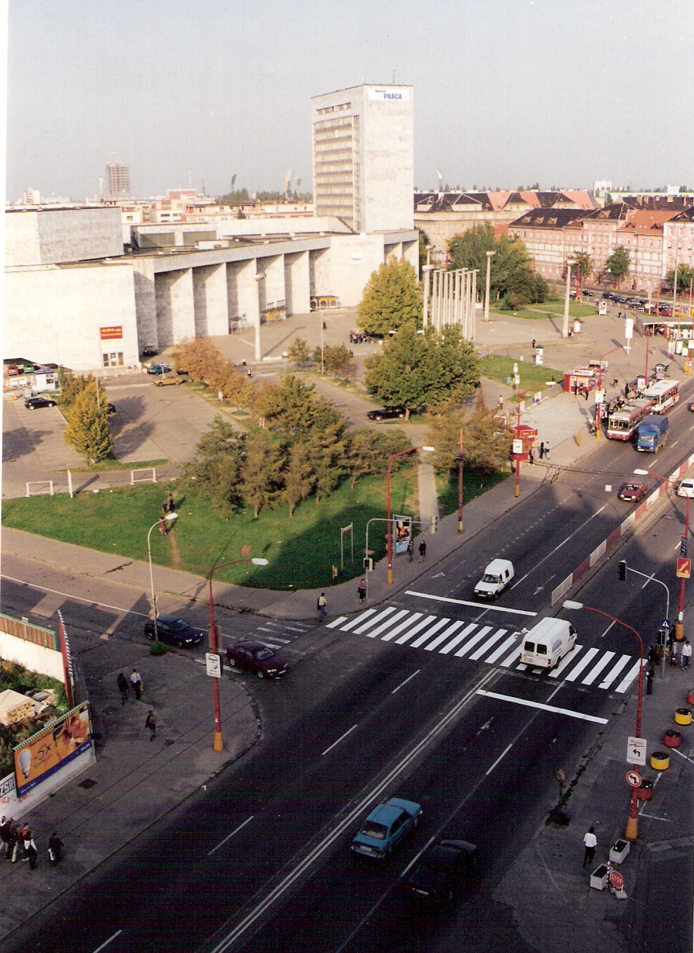  Bratislava, Dom Odborov. Pohľad z budovy železničnej polikliniky. Foto: Roland Vančo, leto 2000. 126 x 178, COLOR 