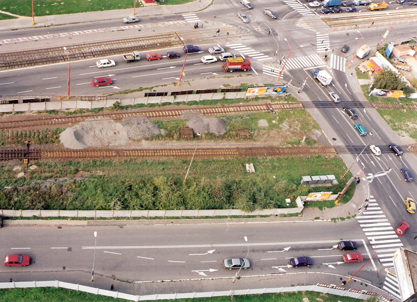  Bratislava filiálka. Pohľad z výškovej budovy ASR na križovatku Račianska - Kukučínova - Jarošova so železničným priecestím. Foto: Roland Vančo, leto 2000. 178 x 126, COLOR 