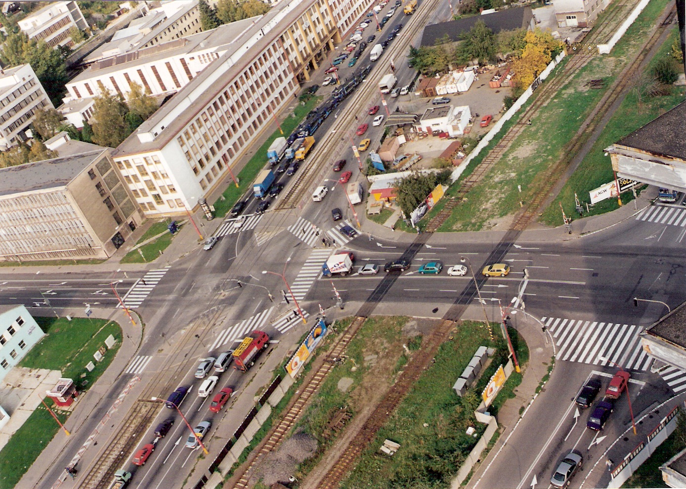  Bratislava filiálka. Pohľad z výškovej budovy ASR na križovatku Račianska - Kukučínova - Jarošova so železničným priecestím. Foto: Roland Vančo, leto 2000. 178 x 126, COLOR 