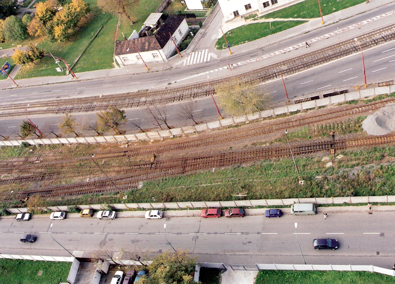  Bratislava filiálka. Pohľad z výškovej budovy ASR na zhlavie stanice na Bratislava Predmestie. Foto: Roland Vančo, leto 2000. 178 x 126, COLOR 