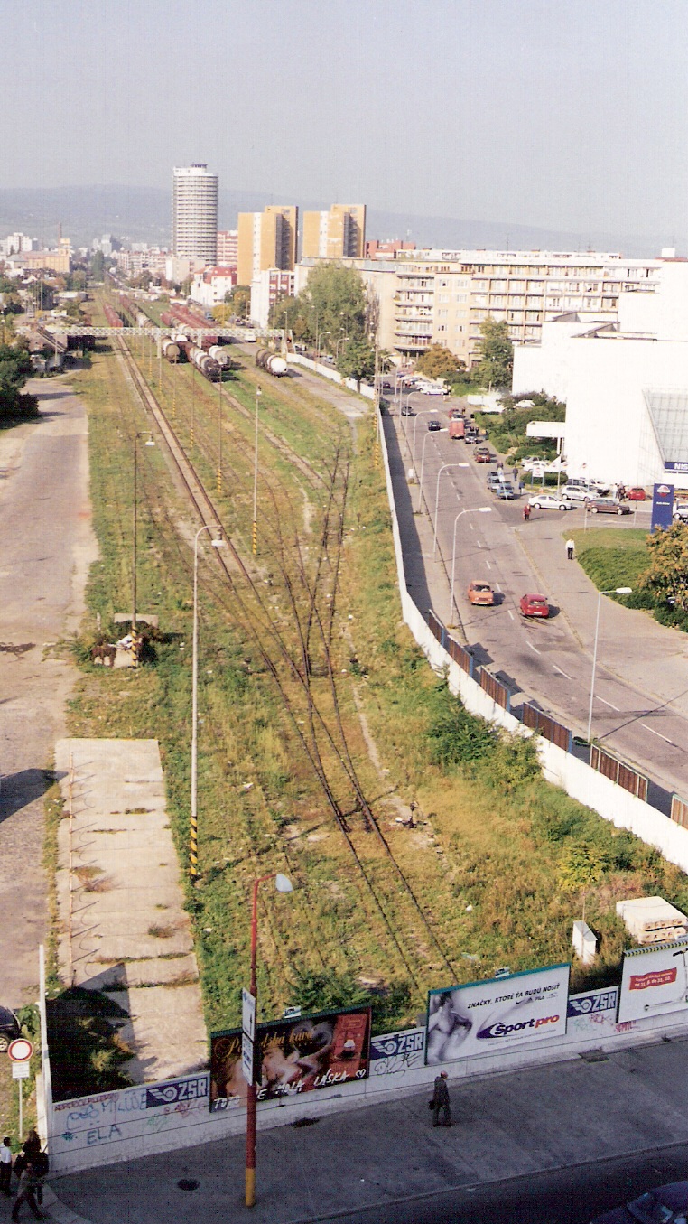  Bratislava filiálka. Pohľad z budovy železničnej polikliniky na koľajisko stanice. Vzadu výšková budova ASR. Foto: Roland Vančo, leto 2000. 178 x 126, COLOR 