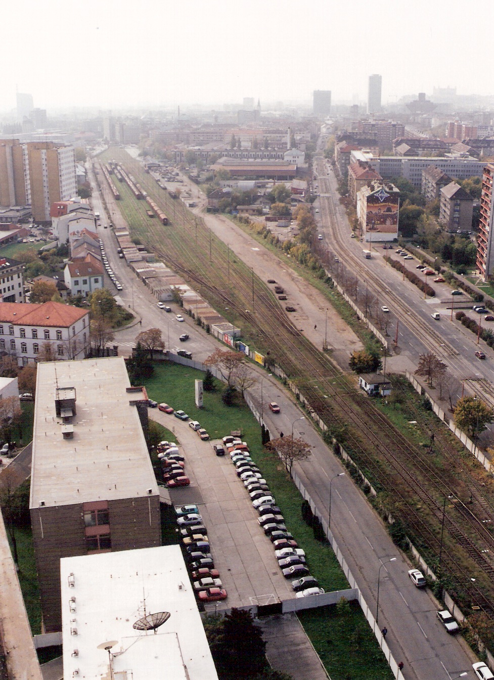  Bratislava filiálka. Pohľad z výškovej budovy ASR na koľajisko stanice. Foto: Roland Vančo, leto 2000. 126 x 178, COLOR 