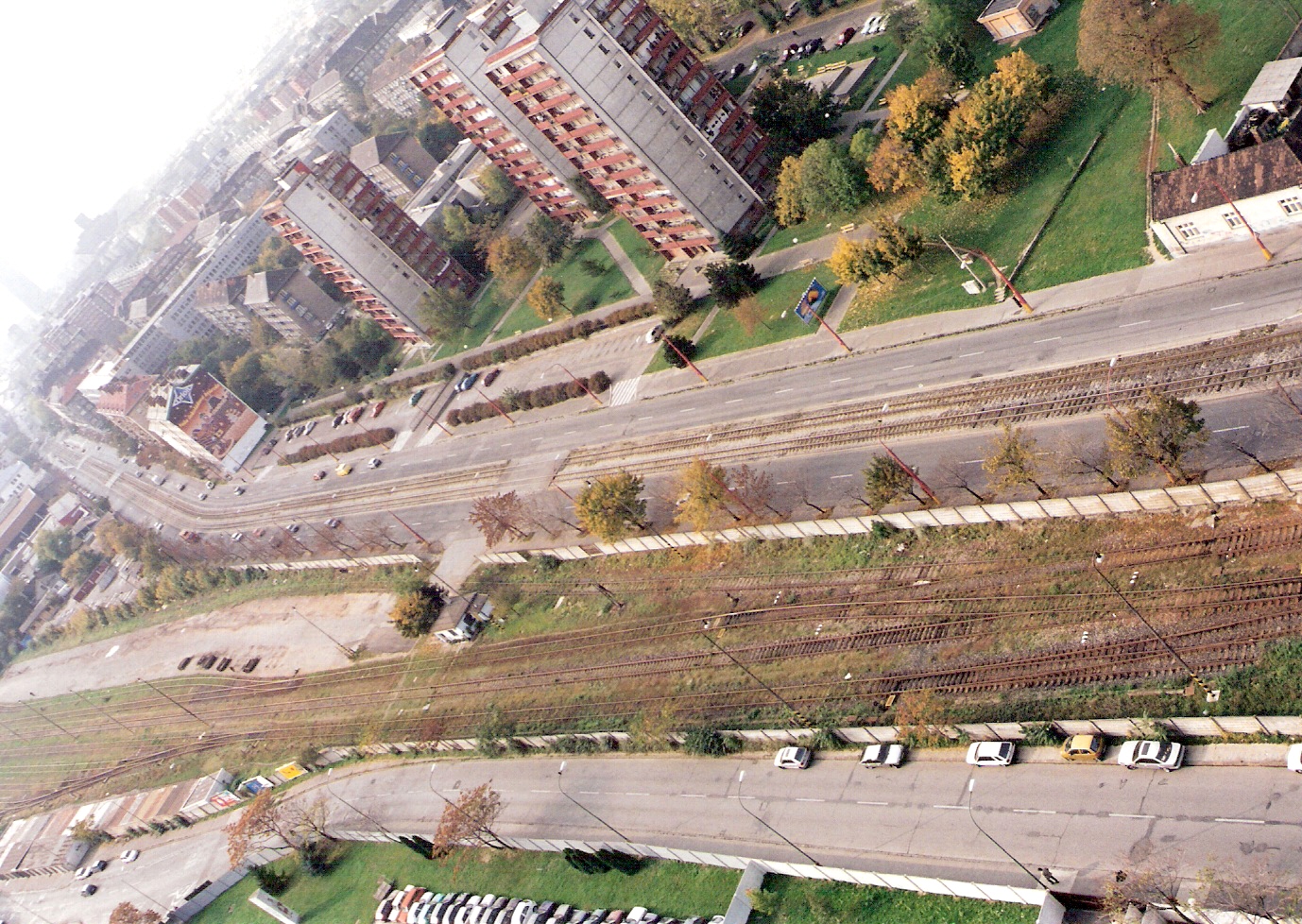  Bratislava filiálka. Pohľad z výškovej budovy ASR na zhlavie stanice na Bratislava Predmestie. Foto: Roland Vančo, leto 2000. 178 x 126, COLOR 