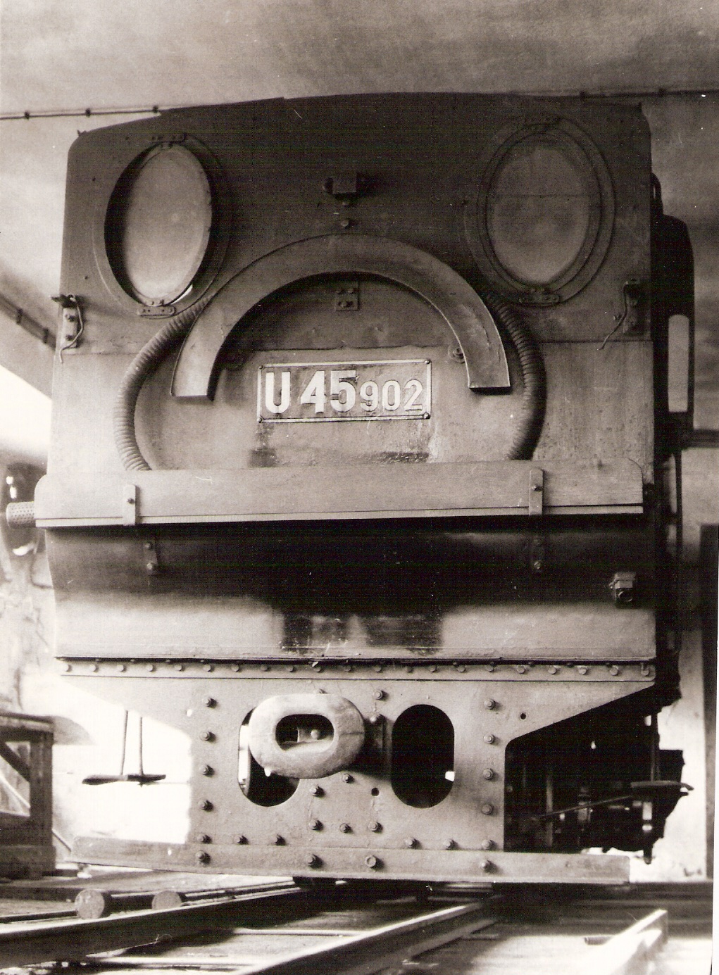  Úzkorozch. parný rušeň U 45.902 PLŽ v remíze zrejme v Lipt. Hrádku. Pohľad zozadu. Foto: D. Kelo, cca 1990. 130 x 180 