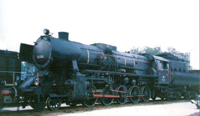  Parný rušeň 52 4984 OeBB v starom depe Bratislava východ. Pohľad zľava zpredu. Vľavo vzadu motor. rušeň OeBB. Osvetľ. maják a stožiar. Foto: M. Entner, 8.1998. 178 x 126, COLOR 