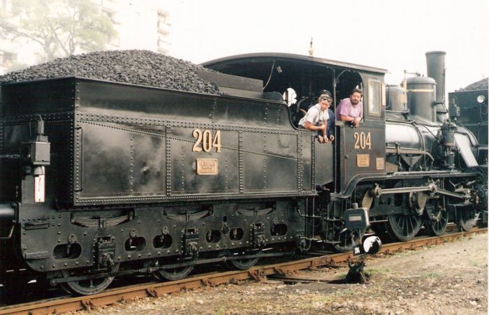  Parný rušeň Ia - 204 MÁV v starom depe Bratislava východ. Pohľad zpravo zozadu. Vľavo vzadu panelák, vpredu výhybka. Foto: M. Entner, 8.1998. 178 x 126, COLOR 