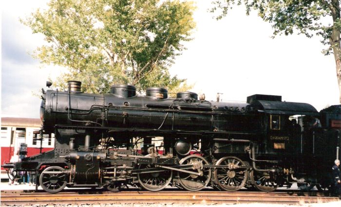  Parný rušeň 424.009 MÁV v starom depe Bratislava východ. Čiastočný pohľad zboku. Vľavo vzadu M 262.0. Foto: M. Entner, 8.1998. 178 x 126, COLOR 