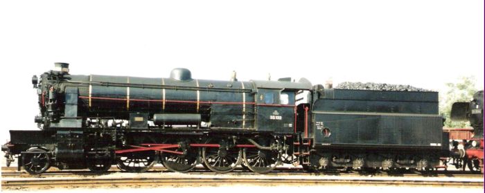  Parný rušeň 33 132 OeBB (BaB) v starom depe Bratislava východ. Vpravo čelo p. rušňa 01 1066 DB. Vzadu osvetľ. maják. Foto: M. Entner, 8.1998. 178 x 126, COLOR 