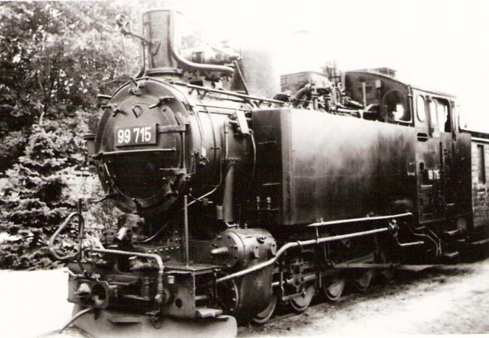  Úzkorozch. parný rušeň 99 715 DR v Radebeul Ost. Pohľad zľava zpredu. Foto: Anon., 23.8.1983. 123 x 83 