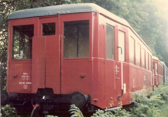  Osobný dvojnápravový prívesný vozeň Clm 5-2145 MDC v žst. Bratislava hl. st., koľajisko Dvor. Pohľad predobočný. Vzadu príves. vozeň CDlm MDC. Foto: Z. Piešová, 1989. 130 x 179, COLOR 