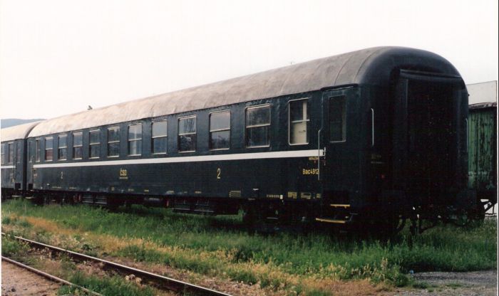 Osobný štvornápravový vozeň Bac 4912 MDC v starom depe Bratislava východ. Pohľad predobočný. Foto: M. Entner, cca 1996. 178 x 126, COLOR 
